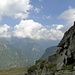 Im Abstieg nach Sonogno dominierte dann wieder freundlicheres Wetter, aber die Wolken hingen zäh an den Berggipfeln über dem Verzascatal.
