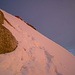 Gipfelhang im Morgenrot. Für eine nahezu gleichzeitige Aufnahme mit etwas mehr Abstand siehe <a href="http://www.hikr.org/gallery/photo570384.html?post_id=39405#1">hier</a> :) 