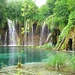 Türkis Seen, weisses Wasserfälle und alles eingebetet in traumhaftes Grün