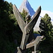 Die Raul Ratnowsky's Statue beim Staudamm umarmt das Zervreilahorn