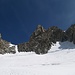 Blick vom Gletscher zum ersten Kletterteil. Links sieht man gut die schneegefüllte Rinne, welche im Text erwähnt ist...