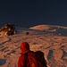 Die ersten Sonnenstrahlen beleuchten die letzten Höhenmeter am Mont Blanc.<br />Aber der Schein trügt. Es sind noch etwa 300 Höhenmeter zu laufen. Auf über 4500m kein Spaziergang...