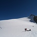In der Ebene unten zwischen Mont Maudit und Mont Blanc du Tacul. Und man sieht wieder einen leichten Gegenanstieg nach links hinten ;-)