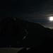 Morgendlicher Blick von der Cosmique Hütte zu den Leuten, welche mit der Lampe auf dem Weg Richtung Mont Blanc sind. Ich selber bin nach dieser Aufnahme wieder ins Bett gekrochen, denn ich hatte nochmals zweieinhalb Stunden Schlaf vor mir...