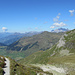 ein schmaler Pfad windet sich zum Gipfel, Blick zurück und  in die Schweiz