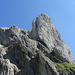 Blick vom Schafboden zum Moor-Westpfeiler. Mein Versuch, in die (hier nicht sichtbare) Felsschlucht links des Pfeilers zu gelangen, endete am Überhang unter dem Pfeiler (schwarz gefärbter Fels).