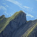 Noch einmal der Moor-Südgipfel (2337 m) im Zoom. Der Zugang von Süden wäre so einfach - nur, wie dort hinkommen?