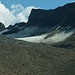 Der abweisende Gipfel Leist (2727m) über dem Griessenfirn. Man erreicht ihn von rechts her oberhalb der Nordwände bequem über den Westgratrücken.