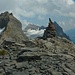 Gipfelsteinmann auf dem Leist (2727m). Im Hintergrund ist der Schuflen (2823m).