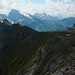 Aussicht vom Leist (2727m) nach Südwesten zuum Titlis (3238,3m). Davor sind die beiden Gipfel vom Stotzigberggrat zu sehen welche ich demnächst besuchen werde: Chänglischberg (2645m) und Stotzigberg (2739m). Rechts untern ist der Hahnen (2607m) mit ungewöhnlicher Ansicht von der Bergrückseite.
