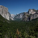 Am Tunnel View - Blick ins Yosemite Valley (unten). Bridalveil Fall (rechts), Cathedral Rocks (oberhalb des Wasserfalls), Half Dome und Clouds Rest (hinten), El Capitan (links).