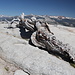 Gipfel Sentinel Dome - Blick in östliche Richtung zum Sierra-Kamm. Im Vordergrund sieht man die Überreste der Jeffrey Pine, die durch unzählige Fotos - insbesondere durch eines von Ansel Adams aus dem Jahr 1940 - zu großer Bekanntheit gelangt ist.