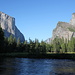 Yosemite Valley - Blick vom Northside Drive über den Merced River zu El Capitan (links) und Bridalveil Fall (rechts).