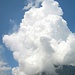 Eine mächtige Quellwolke türmt sich über der Bire (2502m) auf.