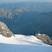 Tiefblick vom Doldensattel (P.3436m) über die Gletscherrampe. Kandersteg (1174m) liegt noch im Schatten während der "Bim Spitze Stei" (2829m) schon beleuchtet wird.