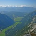 Blick über die Leutasch und das quer verlaufende Inntal zu den Sellrainer Bergen (Stubaier Alpen).