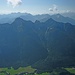 Große Arnspitze, Arnplattenspitze; dahinter das Karwendel; besonders markant die pyramidenförmige Reither Spitze rechts im Bild und der Kleine Solstein als höchstem Punkt in der linken Bildhälfte.