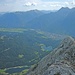 Ferchensee, Lautersee, Mittenwald und Karwendel. Rechts die Untere Wettersteinspitze, die etwas "bissiger" ist, als die Obere Wettersteinspitze.