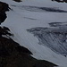 Die Steilstufe am Gletscher ist die "Schlüsselstelle". Die Spalte ist hier ganz gut zu erkennen - am oberen Bildrand wo vom Fels eine Felszunge hineinragt, nicht die wo die Spur scheinbar hingeht - ist nur eine Blankeisstelle.