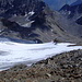 Tiefblick über den Anstiegsweg am rechten Gletscherrand.