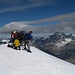 Auf dem Breithorn ist man selten alleine ;-) Wobei so wenig Leute fast etwas selten ist...<br />Und gleich dahinter im Matterhorn dafür in den Wolken!