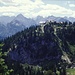 Blick zur Bergstation der Rofanseilbahn,die auf Wunsch meines Spezis beim Abstieg benutzt wurde.Im Hintergrund das Karwendel.