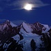 Kurz vor dem Einstieg auf dem Gletscher leuchten der Mond und die Mischablekette noch schoen stark 