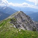 idyllisch: das letzte Gratstück von der Rotwandlispitze zur Brunnsteinspitze (2179 m) mit Gipfelkreuz