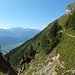 Vue en direction du Mont Blanc. Le sentier est bien visible dans la pente