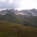 Start am Mattunjoch (links), Ziel an der Weißschrofenspitze (2752m, rechts)