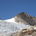 <b>Dal monolito scolpito seguo, sulla destra, una traccia di sentiero con omini di pietra, che mi porta dapprima ai margini di un laghetto e dopo circa un’oretta al ghiacciaio (2815 m). </b>