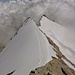 Blick vom Grat runter zum Giordanispitz - noch trennt uns eine Steilstufe (Abseilstelle vorhanden) vom Gipfel. Links gehts jäh runter in die Monte Rosa-Ostflanke