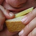 Herzhafter Biss ins ebensolche Käse-Sandwich!