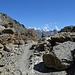 il sentiero che sale al rifugio scavato tra i resti di un antico ghiacciaio