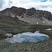 Doppelsee im Val d'Agnel (bei Punkt 2781müM.) mit gespiegelten Wolken, hinten Corn Alv.