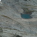 Ausblick vom namenlosen Punkt 3115 müM.: Der oberste See im Val d'Agnel im Zoom.