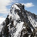 man hält sich dem Grat nach bis zur tiefsten Einsattelung abgeseilt werden kann, über den Turm und den Gipfelgrat zum höchsten Punkt vom Piz Bernina 4049m