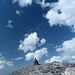 Wolkenspiel über dem Gipfelsteinmann des Rohrbachsteins