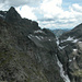Im Abstieg durch die T. della Motta S-Flanke: hinten links T. d'Orza, rechts der Mitte Btta. Alta mit dem W-Couloir zur Alpe d'Oerz