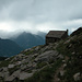 Ankunft beim Rif. Alpe di Lago, hinten ein Gewitter über dem Val Verzasca