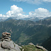 Beim Steinmann auf gut 2300m auf dem T. della Motta NNE-Sporn: Aussicht zur C. di Biasagn links und den P. di Borsgen (Felsturm im rechten Bilddrittel) über dem Val Pontirone
