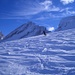 Abfahrt durch die windgeprägte Schneeoberfläche auf dem Selun-Rücken
