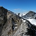 Der Gipfel vom Chammliberg wird noch verdeckt, rechts hinten das Schärhorn 3294m.<br />Man steigt ab hier in eine kleine Lücke runter, anschliessend alles mehr oder weniger auf dem Grat richtung Gipfel. 