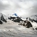 Links Grat zum Piz Spinas 3823m, rechts davon Bellavista-Terrasse, rechts in den Wolken Piz Bernina 4049m mit Biancograt