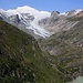 Aussicht vom Hüttenweg hinauf zur Gratkante bei der Stockerscharte (2442m) auf den Johannisberg (3453m) über dem Gletscher Pasterzenboden. Davor ist die schuttbedeckte Felskuppe Mittlerer Burgstall (2933m). <br /><br />Die Gletscherzunge ist die Pasterze, mit 9 km der längste Gletscher Österreichs. Seit 1856 hat allerdings die Fläche des damals über 30 km² mächtigen Eismantels beinahe um die Hälfte abgenommen.