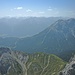 Blick über die Hohe Munde und das Inntal in die Stubaier Alpen.