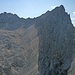 Elegante Berge: Leutascher Dreitorspitze und Partenkirchner Dreitorspitze. Durch die dunkle Felswand rechts der Bildmitte verläuft der versicherte Steig von der Meilerhütte zum Einstieg; er schaut aus dieser Perspektive unglaublich ausgesetzt aus, ist aber nur T3.