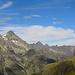 Links die Rofelewand, gefolgt von vielen Gipfeln des vorderen Kaunergrats, rechts der besonders von Plangeross aus gesehen auffällige Sturpen