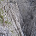 Die Uina-Schlucht - links des Baches hoch in der Wand der in den Fels gesprengte Weg