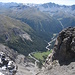 Tiefblick durch die Fuorcla da l'Aua auf die Alpe Sesvenna und (ganz hinten) S-charl